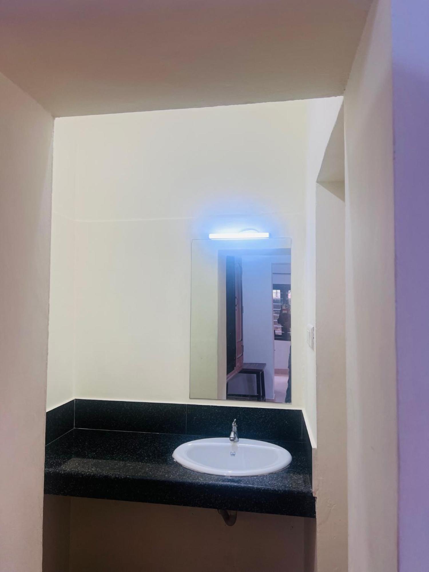 Hotel Sunday - Townhouse Club Airport Trivandrum Thiruvananthapuram Exterior foto